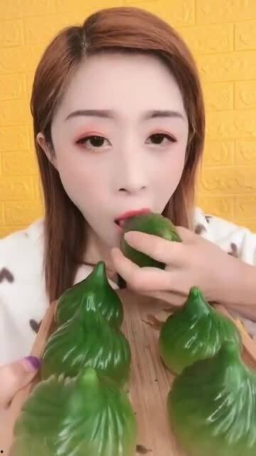 吃冰块蜜瓜的视频,冰镇蜜瓜美食体验