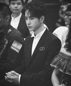 撕漫男00后明星,揭秘00后明星的独特风采