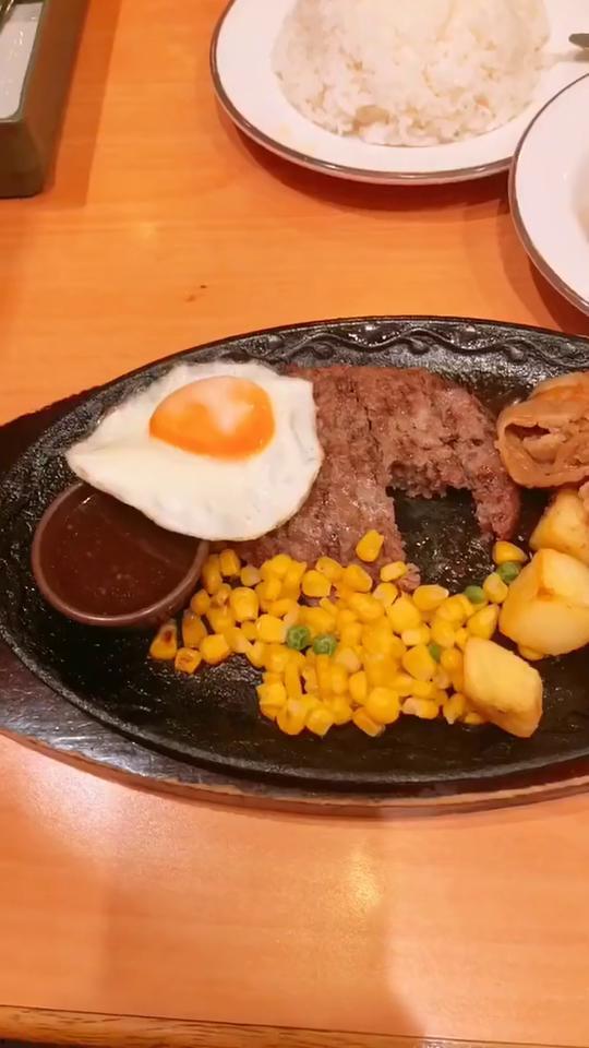 国外小伙吃瓜视频,趣味横生！